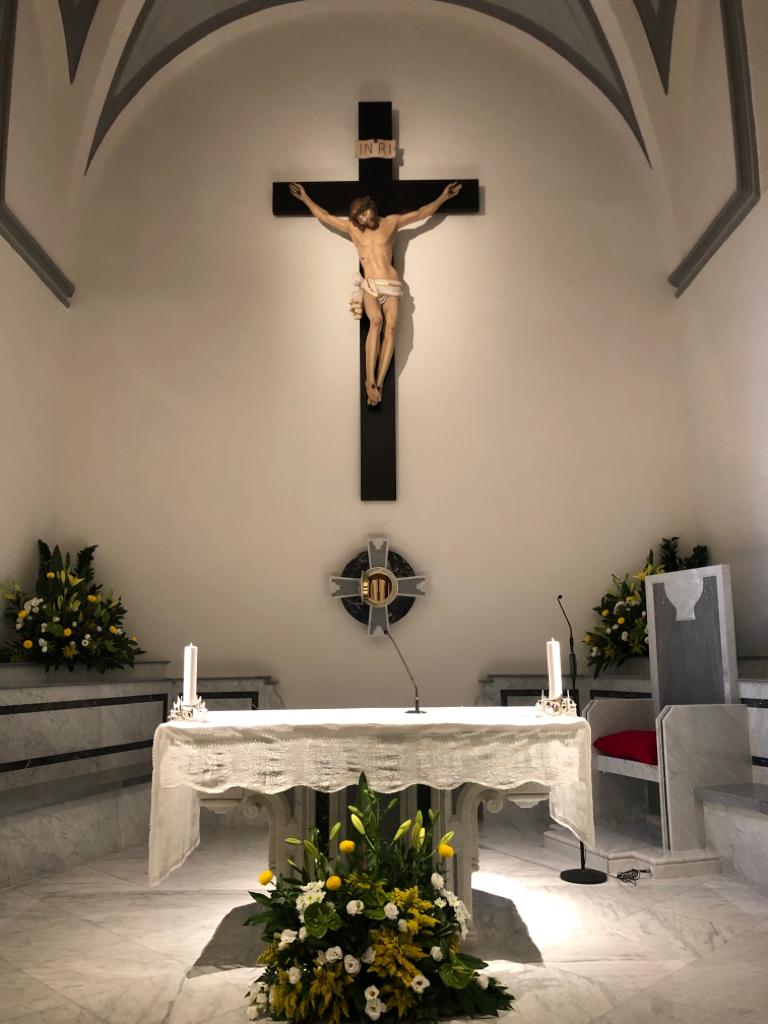 Altare laterale con decorazioni floreali