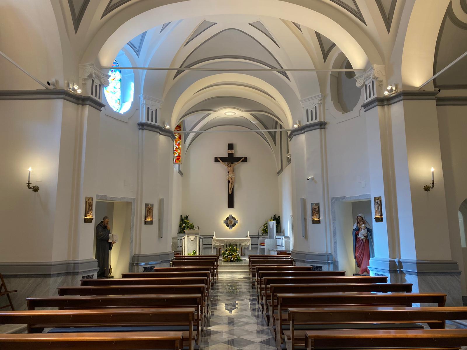 Altare con fiori gialli e luce naturale