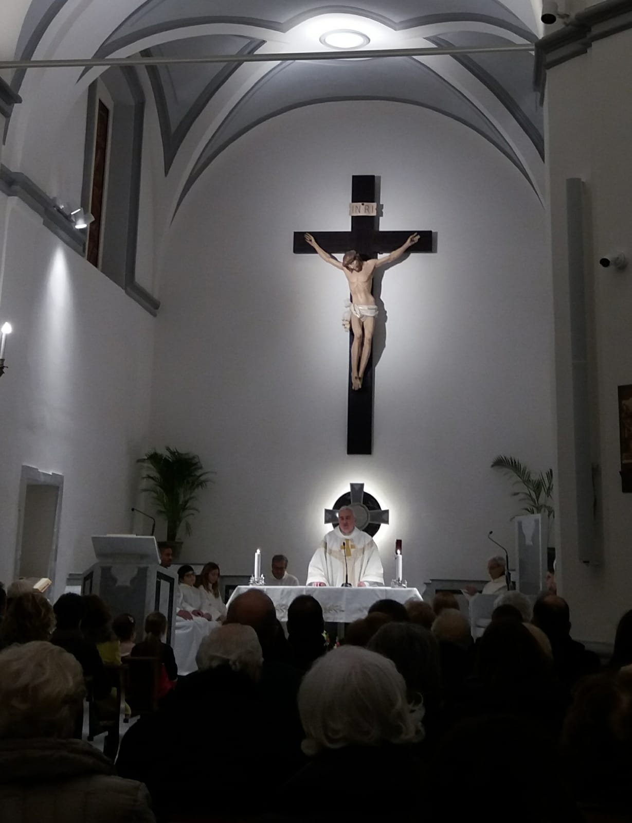 Cappella laterale con finestra colorata