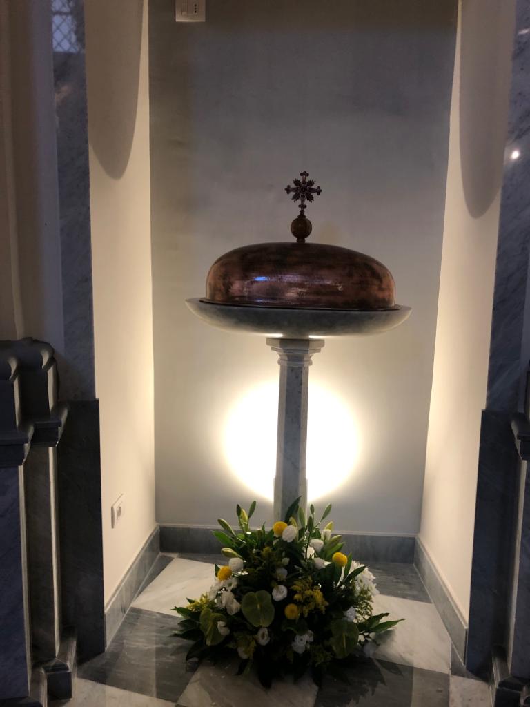 Fonte battesimale in marmo con croce